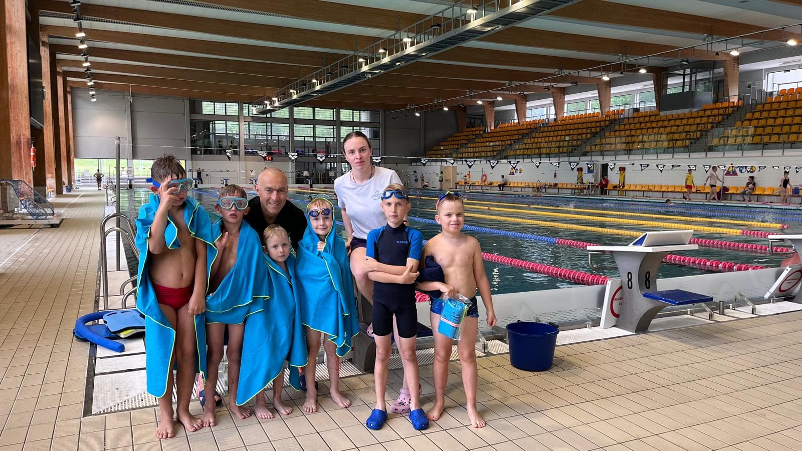 Trener z grupą najmłodszych kursantów na basenie OLIMPIJCZYK w Gliwicach
